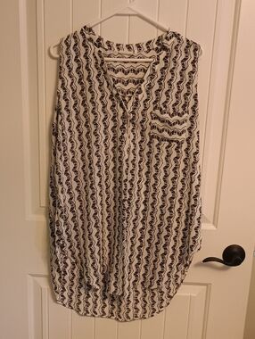 Lush Woman's XL Sleeveless BOHO Black & White Patterned V-Neck Tunic Style Top